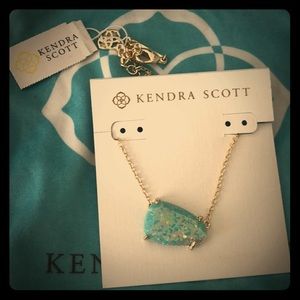 ❤️Kendra Scott isla necklace❤️
